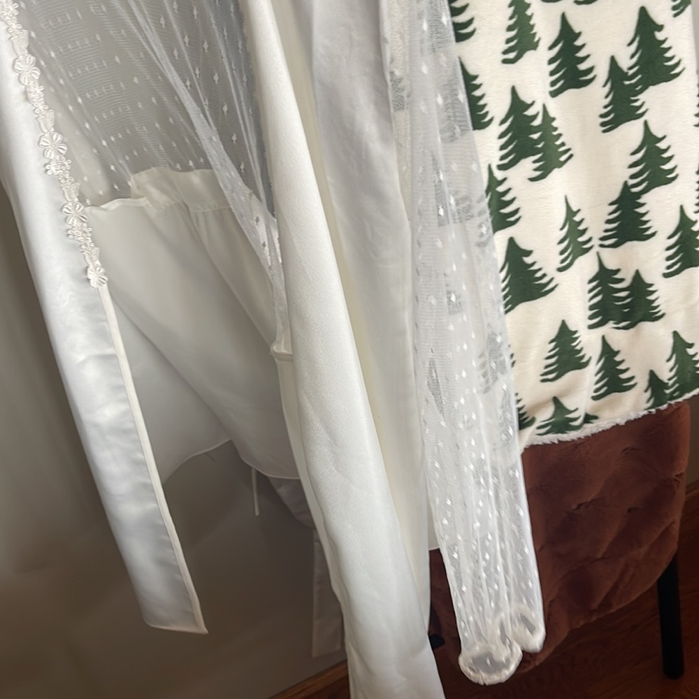 Viral Getting Ready Robe - Picture 5 of 6